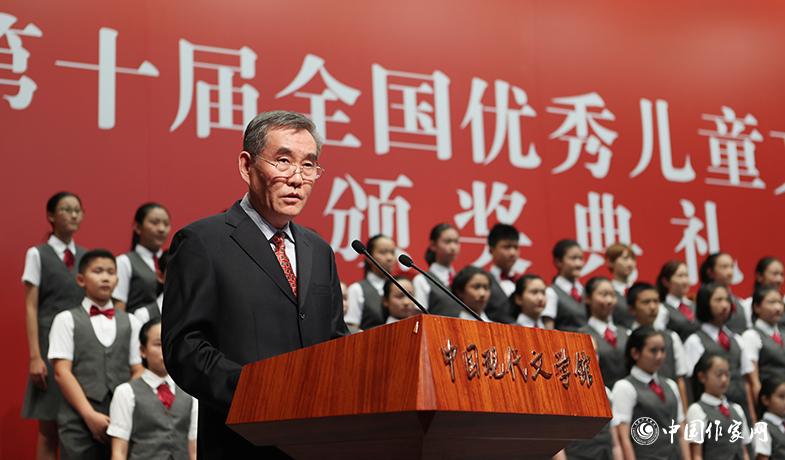 錢小芊在第十屆全國優(yōu)秀兒童文學獎頒獎典禮上致辭