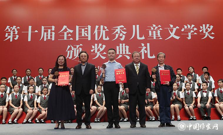 吉狄馬加、王泉根為詩歌、幼兒文學獲獎者頒獎