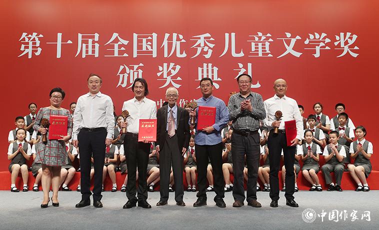 高洪波、孟祥林、樊發(fā)稼為散文、報告文學、科幻文學獲獎者頒獎