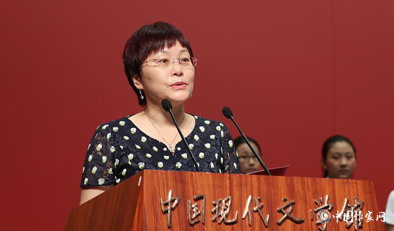 湯素蘭在頒獎典禮上宣讀獲獎詩歌、幼兒文學授獎辭