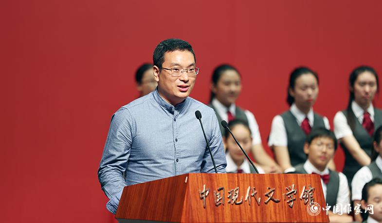 王林柏代表散文、報告文學、科幻文學獲獎者發(fā)表獲獎感言