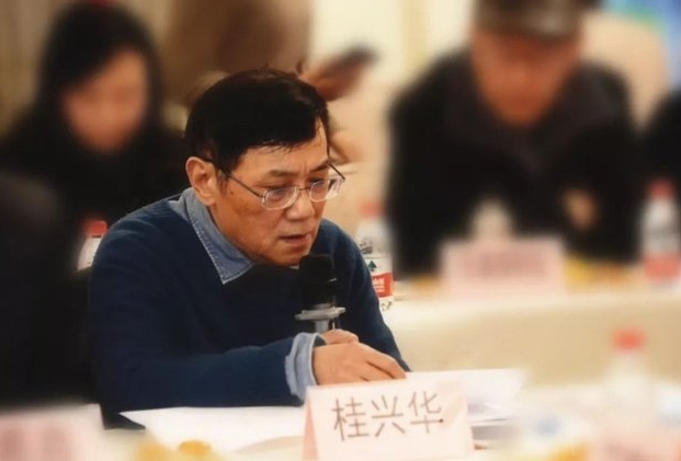 從《鄧小平之歌》到《興業(yè)路上》——桂興華長詩座談會紀(jì)要為了紀(jì)念中國改革開放40周年，經(jīng)過國家廣播電視新聞出版總局的審核批準(zhǔn)，上海著名詩人桂興華先生20多年前寫作的《鄧小平之歌》今年馬上要出版新的朗誦版。同時為了迎接建黨100周年，桂先生正在創(chuàng)作一部長詩《興業(yè)路上》，是列入上海市重大文藝創(chuàng)作項(xiàng)目重要的作品，今天我們就圍繞這兩部作品舉行一個研討會……[詳細(xì)]