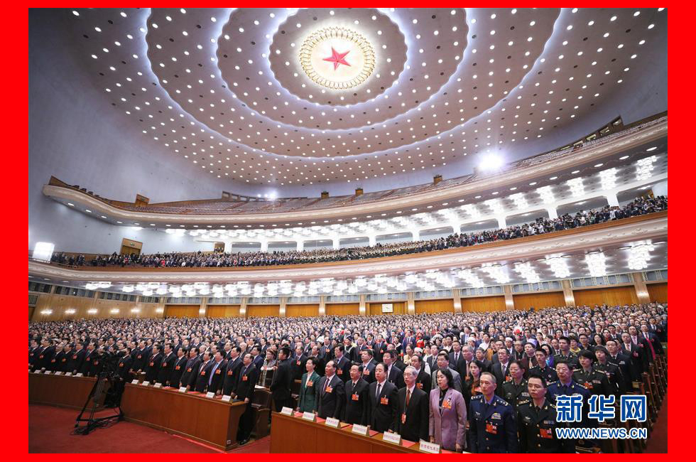 3月20日，第十三屆全國人民代表大會第一次會議舉行閉幕會。這是代表在唱國歌。