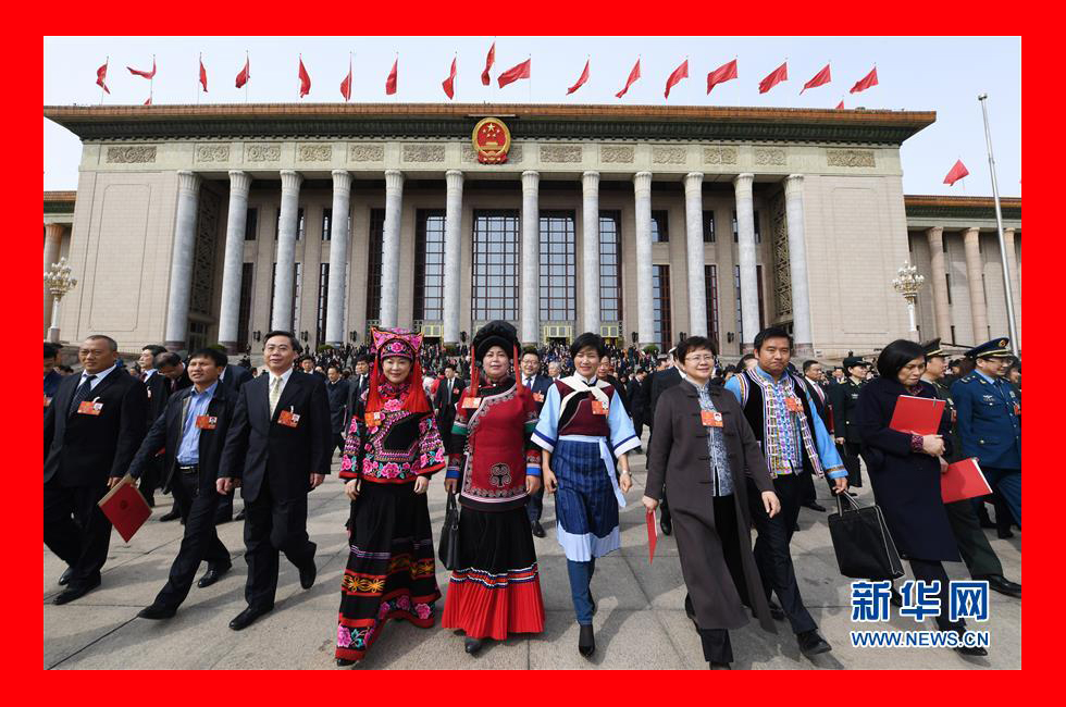 3月20日，第十三屆全國人民代表大會第一次會議閉幕會。這是會后，代表走出人民大會堂。