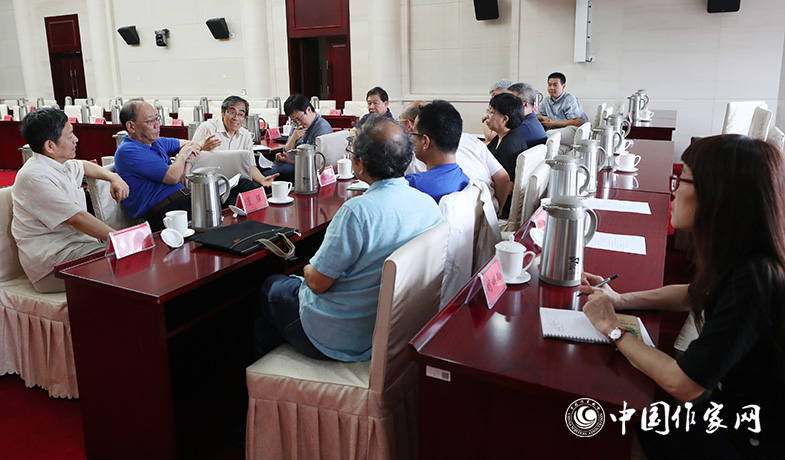 7月28日，全體會后文學(xué)翻譯獎評獎委會召開會議
