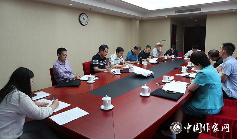 7月28日，全體會后文學(xué)理論評論獎評獎委員會召開會議