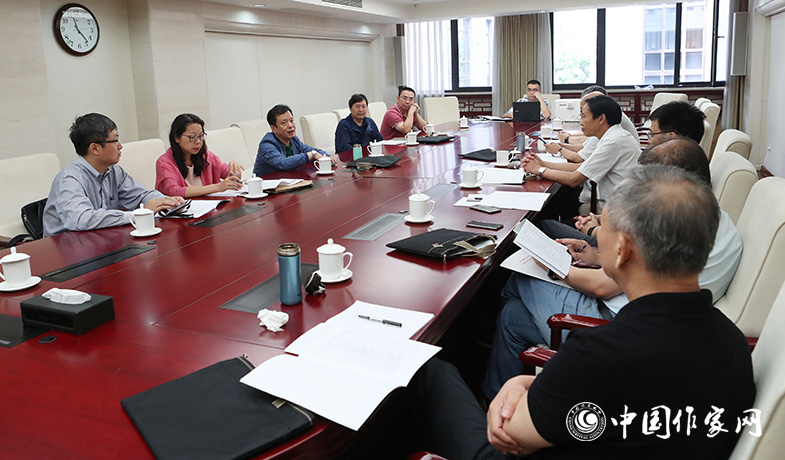 7月28日，全體會后中篇小說獎評獎委員會召開會議
