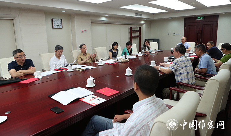7月28日，全體會后短篇小說獎評獎委員會召開會議
