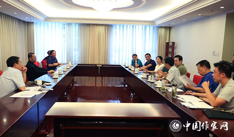 7月28日，全體會后報告文學(xué)獎評獎委員會召開會議