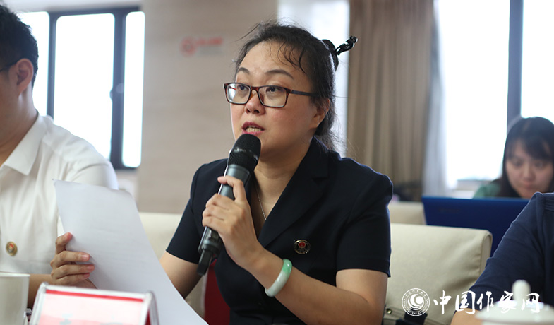 8月11日，公證處公證員在終評會上宣讀公證書