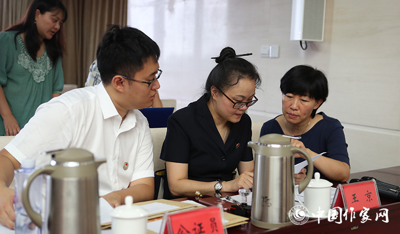 8月11日，公證處公證人員檢查選票統(tǒng)計情況