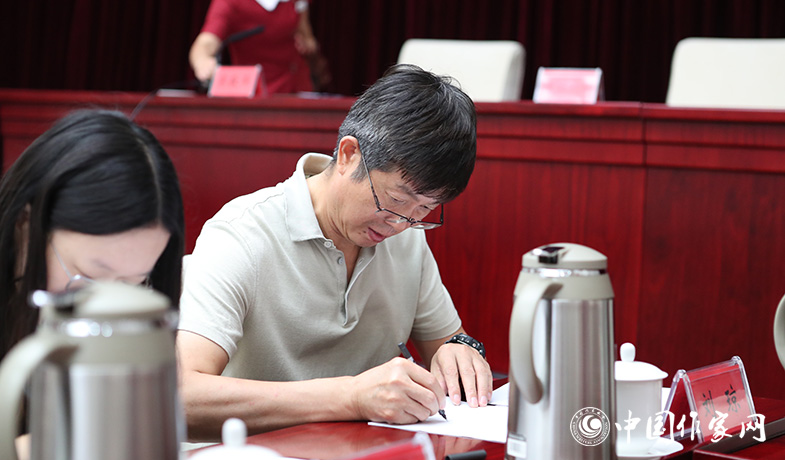 8月11日，紀(jì)監(jiān)組人員審核選票統(tǒng)計情況
