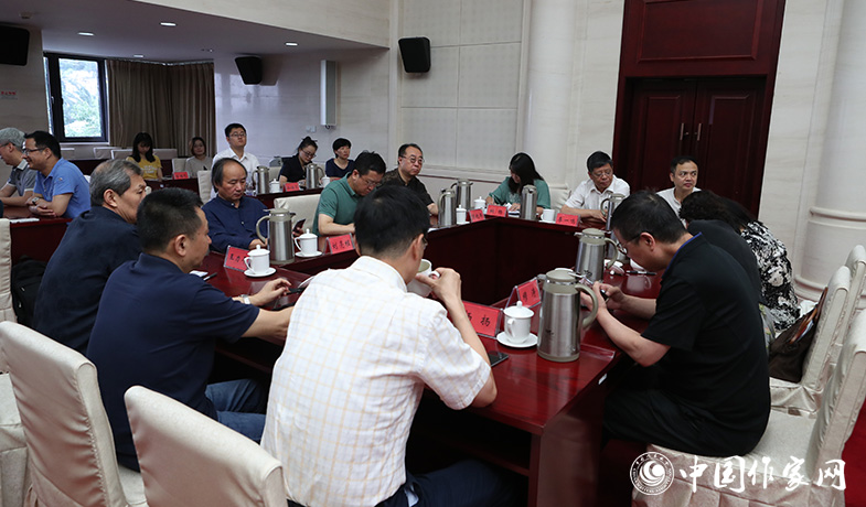 8月11日，第七屆魯迅文學(xué)獎終評會投票現(xiàn)場