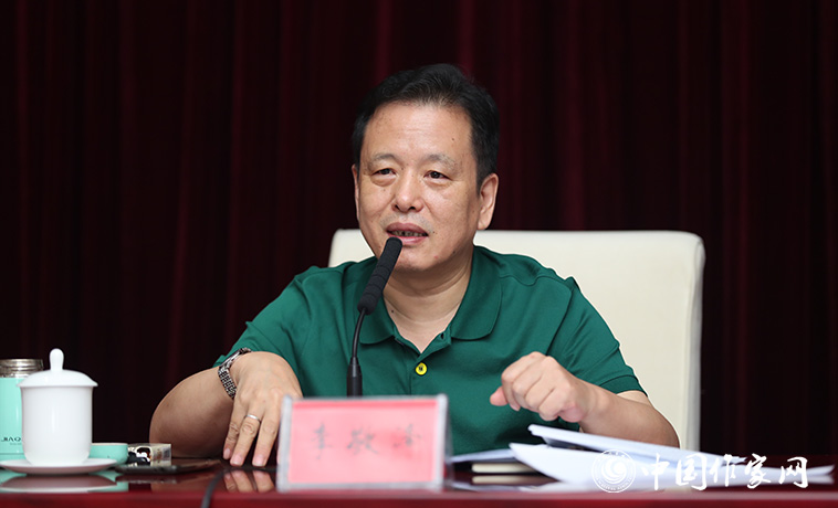 8月11日，李敬澤在終評會上介紹投票規(guī)則并宣布了各獎項的計票結(jié)果