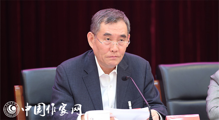 中國(guó)作協(xié)黨組書記、副主席錢小芊作報(bào)告
