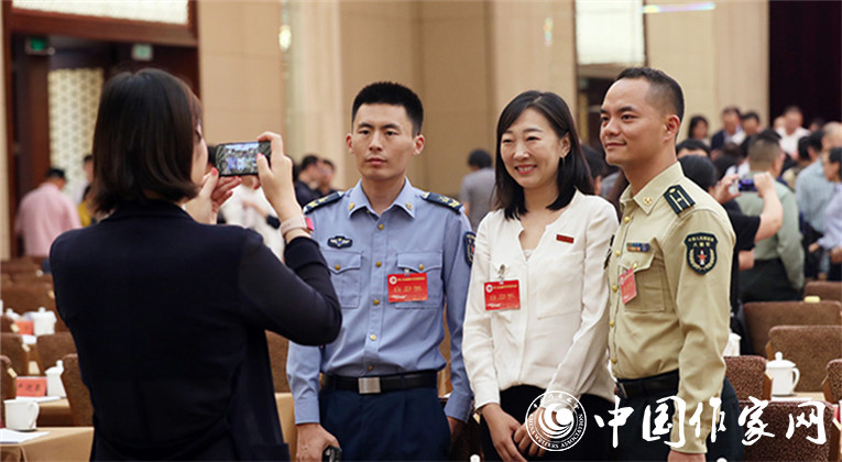 開幕式結(jié)束后，代表們合影留念