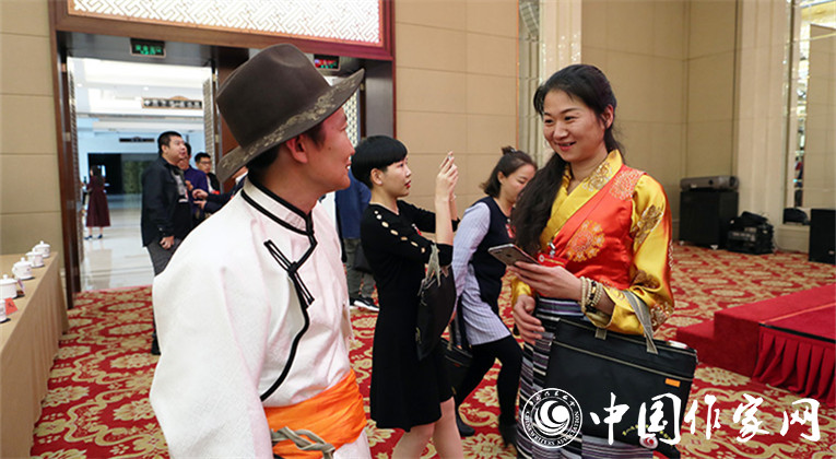 開幕式結(jié)束后，代表們合影留念