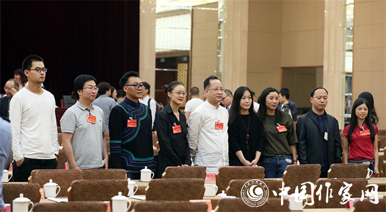 開幕式結(jié)束后，代表們合影留念