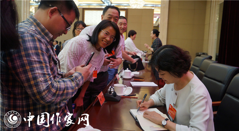 開幕式結(jié)束后，鐵凝為代表們簽名留念