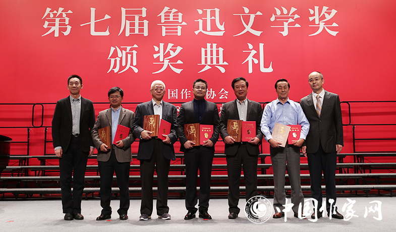 吳義勤、施戰(zhàn)軍為文學(xué)理論評論獎獲獎作家頒獎