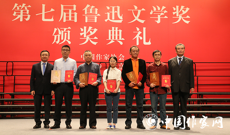 李冰、閻晶明為散文雜文獎獲獎作家頒獎
