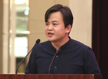 王威廉：人,時(shí)間的容器　　寫作的人在時(shí)間的蒼茫海面上需要看得更多、望得更遠(yuǎn)，才能帶給寫作真正的自由。[詳細(xì)]