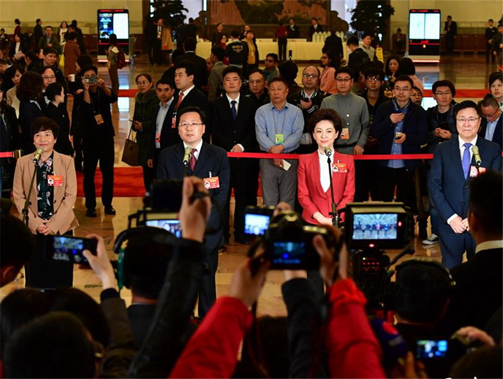 全國政協(xié)委員接受記者采訪。