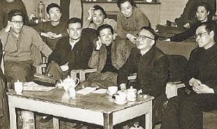 1963年4月2日，老舍（前排右二）觀看《茶館》排練后與演職人員交談