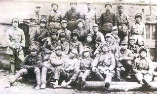 1946年4月，牡丹江軍區(qū)剿匪小分隊的部分官兵合影，《林海雪原》原型