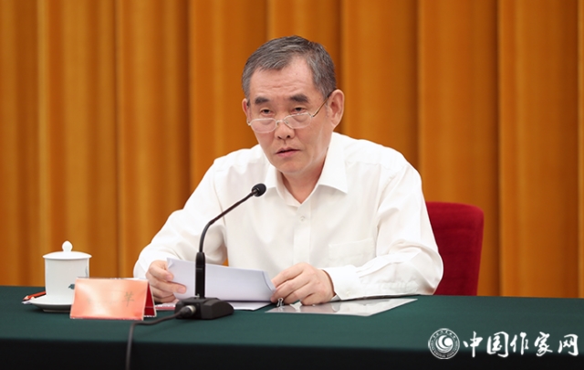 中國作協(xié)黨組書記、副主席錢小芊在會上發(fā)言