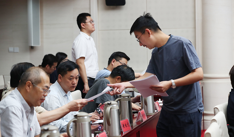 聯(lián)絡(luò)員分發(fā)、清點(diǎn)選票