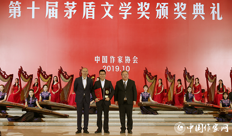 吉狄馬加、畢飛宇為獲獎(jiǎng)作家徐則臣頒獎(jiǎng)