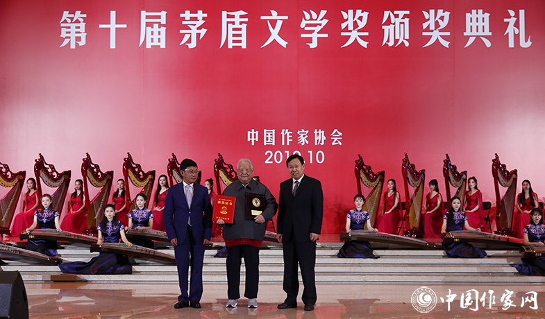王曉暉、阿來(lái)為獲獎(jiǎng)作品徐懷中頒獎(jiǎng)