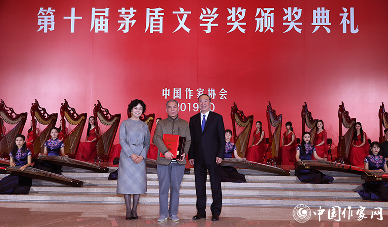 黃坤明、鐵凝為獲獎(jiǎng)作家梁曉聲頒獎(jiǎng)