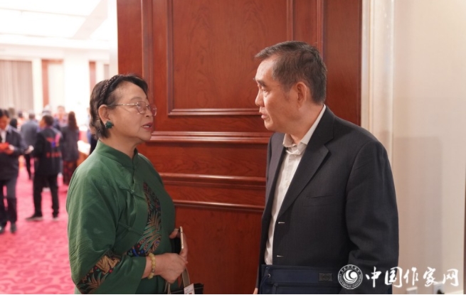 錢(qián)小芊與與會(huì)代表親切交談
