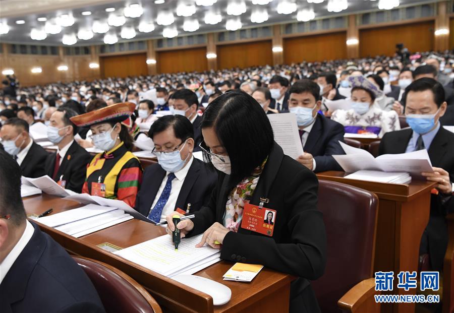 5月22日，第十三屆全國人民代表大會第三次會議在北京人民大會堂開幕。這是代表們在認(rèn)真聽會。