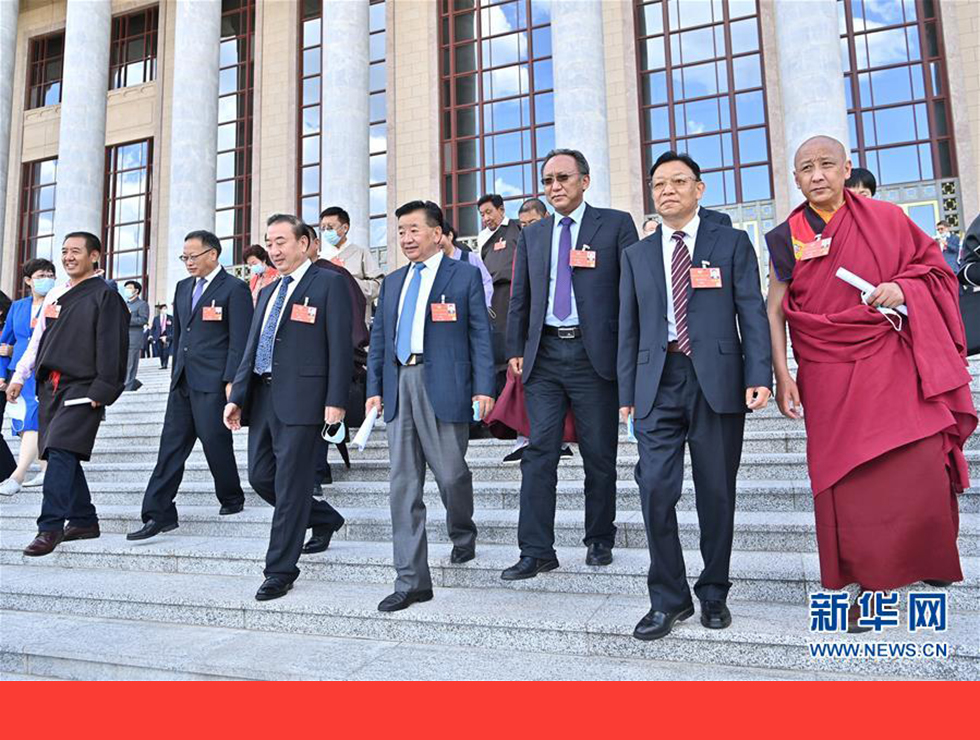 5月27日，全國政協(xié)十三屆三次會議在北京人民大會堂舉行閉幕會。閉幕會后，委員們走出人民大會堂。