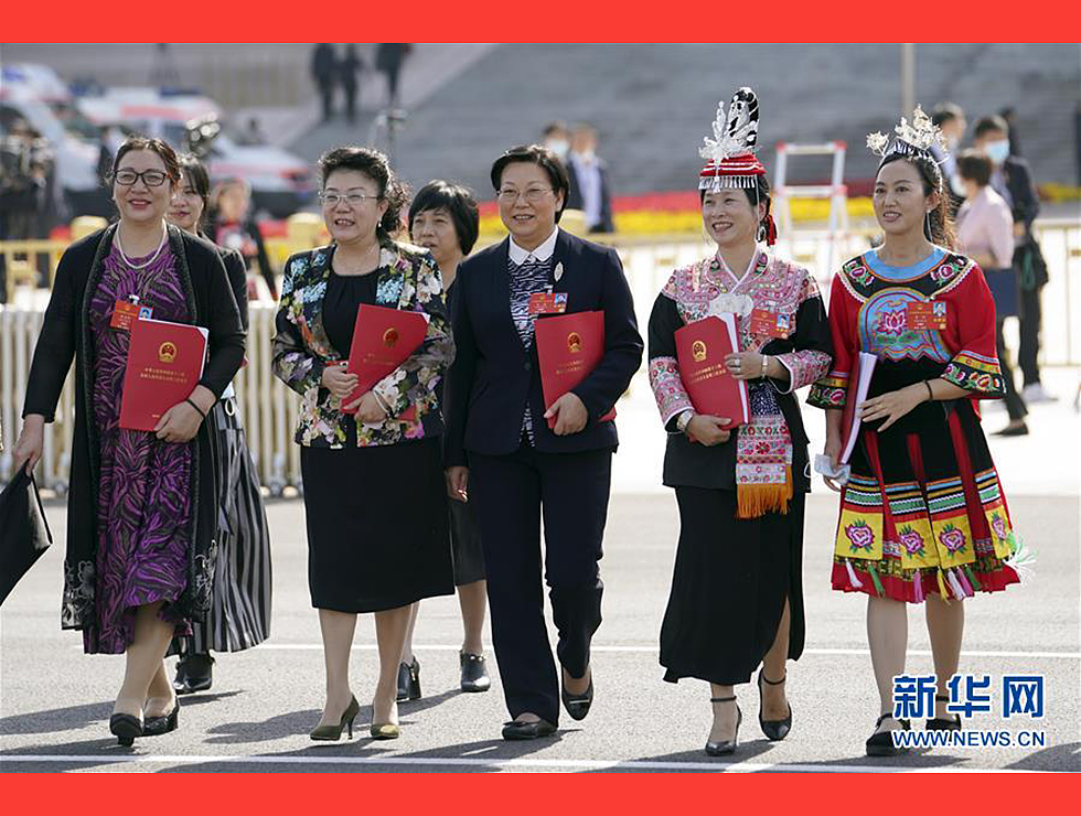 5月28日，十三屆全國人大三次會議在北京人民大會堂舉行閉幕會。閉幕會后，代表走出人民大會堂。