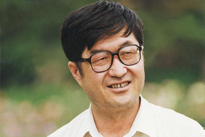 翻譯獎：漢文譯維吾爾文作者：牙生·賽依提（維吾爾族）         獲獎感言　　掌握一門語言就好像打開了一片新天地。上世紀(jì)80年代以后，我讀了許多漢族作家的作品，包括譯成漢語的許多國外作家的文學(xué)作品。當(dāng)時我所讀過的這些文學(xué)作品，依然沒有維文版，廣大維吾爾讀者則無法讀到這些文學(xué)作品。我覺得自己有責(zé)任將這些好的作品分享給維吾爾族讀者，讓他們也能一起欣賞和感悟優(yōu)秀的作品……