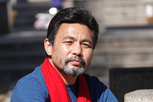 翻譯獎：藏文譯漢文作者：龍仁青（漢族）         獲獎感言　　在我看來，翻譯的意義，就是讓優(yōu)秀的文字抵達(dá)更遠(yuǎn)的遠(yuǎn)方。在我的想象里，母語原創(chuàng)的作品就好似是一匹駿馬，當(dāng)它一路馳騁，越過草原和山嶺，逐漸抵達(dá)大海岸邊的時候，它也就抵達(dá)了它要抵達(dá)的最遠(yuǎn)的地方，所以，我們還要借助渡船去抵達(dá)更遠(yuǎn)的地方……