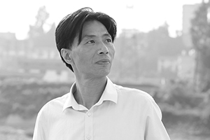 散文獎：《那條叫清江的河》作者：徐曉華(土家族)         獲獎感言　　這份殊榮不是我一個人的，而是我們警隊的榮光。這絕不是一句套話。我是一名有36年警齡的基層警察，在打擊違法犯罪、維護(hù)社會治安、服務(wù)人民群眾的過程中，與市民、村民們建立了深厚的情誼，也得到了他們的理解、支持和信任。這充分地體現(xiàn)于我的創(chuàng)作過程和作品中……