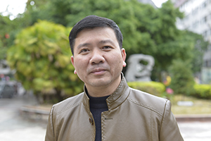 散文獎：《被風(fēng)吹過的村莊》作者：莫景春(毛南族)         獲獎感言　　我們毛南族人口不過10來萬，文化非常脆弱，有些隨著時間的流逝將慢慢消失，如果不及時好好整理記錄，隨著時代的發(fā)展，社會變遷，這些可貴的民族精神記憶或者消磨，或者隱藏，那在不久的將來，真的難以找到了。作為一個作家，我有責(zé)任去挖掘，用文字把它們記錄下來……
