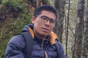 散文獎：《大河》作者：李達(dá)偉(白族)         獲獎感言　　《大河》的寫作，是一種重返式的寫作，同時也是一種在場式的寫作，那些在怒江邊教書和生活的過往，在寫作過程中如大河一般流淌不息。無論是《大河》，還是現(xiàn)在寫的《蒼山》，我都想努力重塑一種筋骨，重塑一些在這個時代有些稀缺的精神，我想通過文字重拾那些稀缺的懺悔、善良、愛情、真誠、膽色、平和、謙卑……