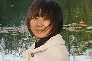 報告文學(xué)獎：《海雀，海雀》作者：王華（仡佬族）         獲獎感言　　海雀被一大片森林摟著，房舍間，還有各家根據(jù)自己的喜歡種的各種果樹、花樹。幾輪的房改工程，已經(jīng)將這里的民房統(tǒng)一了風(fēng)格，道路也全部硬化了，半坡還有一個小廣場，村里有了拿工資的清潔工——海雀很美。以至于，我都不太相信曾經(jīng)的海雀真是資料上介紹的那個樣子——一個“苦甲天下”、不適合人居的地方……