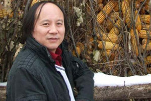 報告文學(xué)獎：《羅布泊新歌》作者：劉國強(qiáng)（滿族）         獲獎感言　　我對“下沉”這個詞匯充滿感情。下沉的力度和深度，決定回彈的高度。下沉進(jìn)生活里，總會找到一眼旺泉。有人說，只要生活著，隨處都是生活。我不敢茍同，因為此“生活”和彼“生活”是不一樣的。我們生活的時代，趕上百年未有之大變局，原態(tài)生活往往比我們想象的還要刺激、精彩……