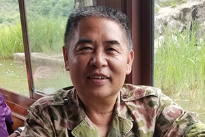 報告文學(xué)獎：《宋文驄——從游擊隊員到殲10之父》作者：段平（回族）         獲獎感言　　有時候，正如古羅馬人韋格修斯所說，如果你想要和平，那就準(zhǔn)備戰(zhàn)爭。這是逼不得已的事情。而為了不戰(zhàn)而屈人之兵，除了軍隊的準(zhǔn)備，就是我們大國重器的鑄造者，我們的科學(xué)家了。作為一個長期從事軍事題材創(chuàng)作的文學(xué)人，一個老兵，為他們而歌，我責(zé)無旁貸……