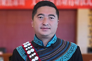 報告文學(xué)獎：《懸崖村》作者：阿克鳩射（彝族）         獲獎感言　　作為“懸崖村”脫貧攻堅奮斗歷程的記錄者，我深切感受到，自打響脫貧攻堅戰(zhàn)以來，黨和政府對彝族地區(qū)脫貧攻堅工作的重視和支持，社會各界對彝族地區(qū)的幫扶，基層黨員干部的實干、苦干、巧干精神，以及彝區(qū)群眾為創(chuàng)造幸福生活而迸發(fā)出的強(qiáng)大內(nèi)生動力……