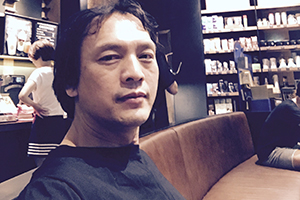 中短篇小說獎：《人間消息》作者：李約熱（壯族）         獲獎感言　　自2003年以“李約熱”為筆名發(fā)表作品以來，已經(jīng)過去17個年頭。17年來，在祖國南疆、美麗神奇的八桂大地上，有很多動人的故事吸引著我。我寫作的靈感，來自我曾經(jīng)生活、工作過的鄉(xiāng)村，生活在那里的人們，他們的生存狀態(tài)、他們的喜怒哀樂、他們的所思所想、他們對美好生活的追求，給我提供了豐富的寫作素材……