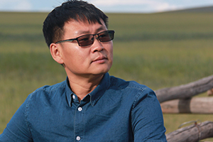 中短篇小說獎：《騎馬周游世界》作者：海勒根那（蒙古族）         獲獎感言　　在我看來，短篇小說就像一條條布滿霧氣的纖細(xì)支流，讀者自己會撥開層層云霧，見到它們蜿蜒爬行的樣子。而前方它們即將一泄而入的那條大河，會帶給你忽然的寬廣與源遠(yuǎn)流長。所以我愿意用溪水般純凈的語言和九曲回腸的意境，努力涌向?qū)掗煹暮恿?，直到接近夢中的大海。那是文學(xué)的大海，春暖花開的大?！?/></a></dt>
      <dd><a href=