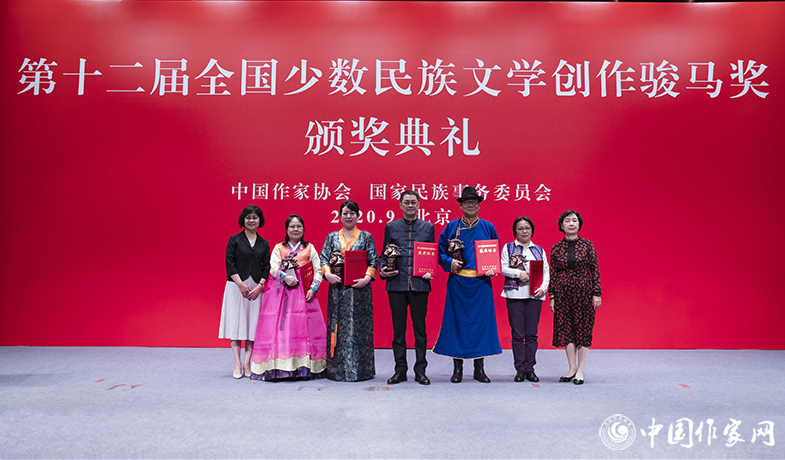 中國作家協(xié)會主席鐵凝、作家葉梅為長篇小說獎獲獎?wù)哳C獎